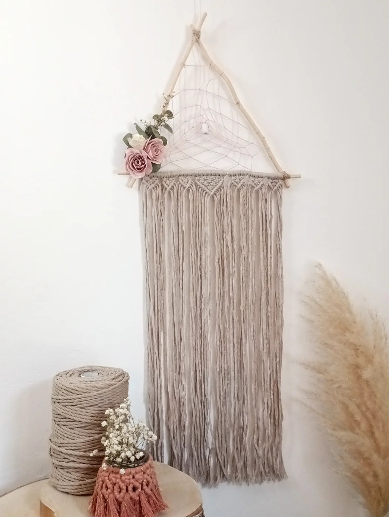 Attrape rêve bohème en macramé et fleurs en papier - Décoration murale artisanale