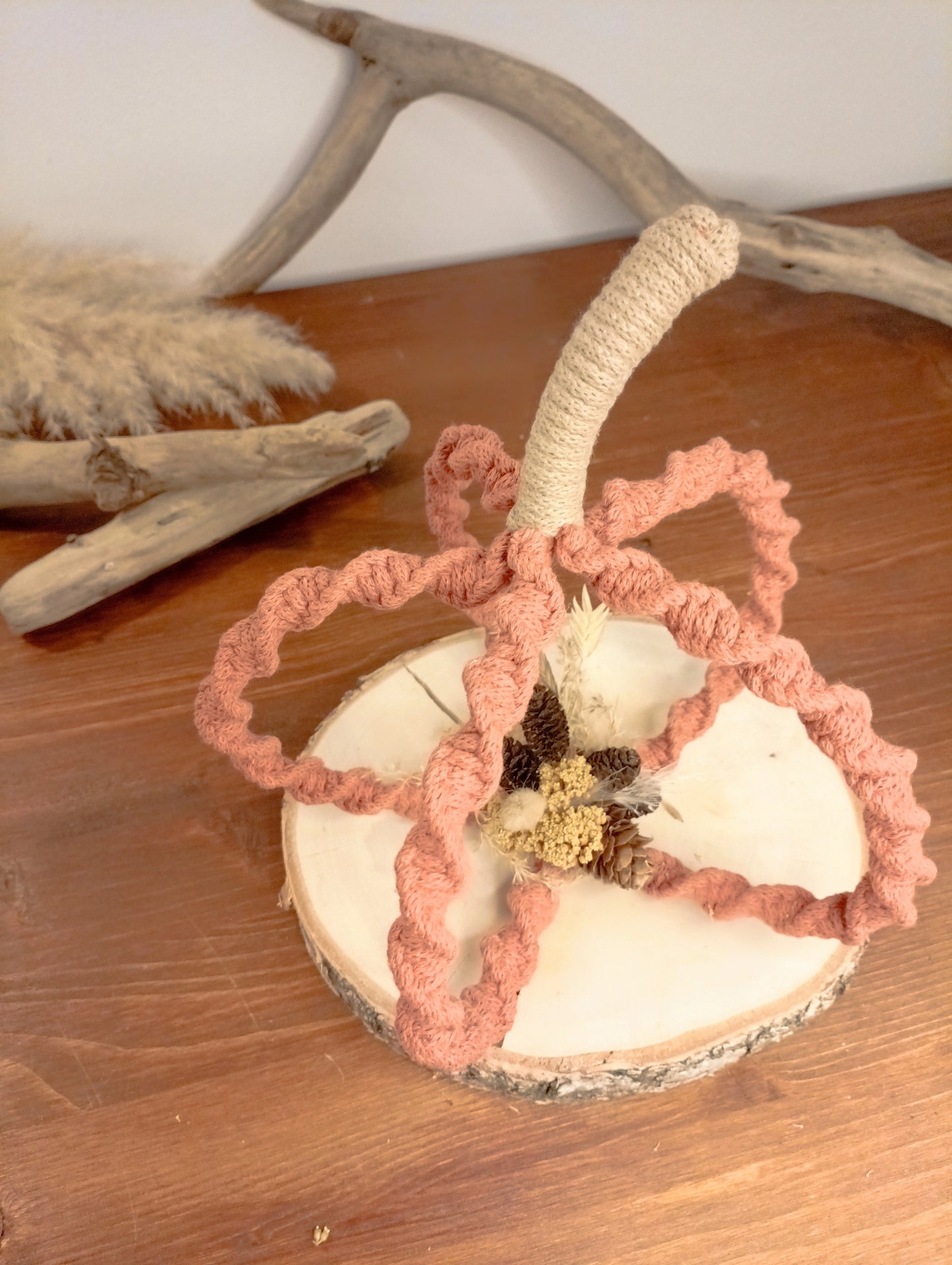 Citrouille en macramé pour composition florale - Décoration de table automnale et bohème