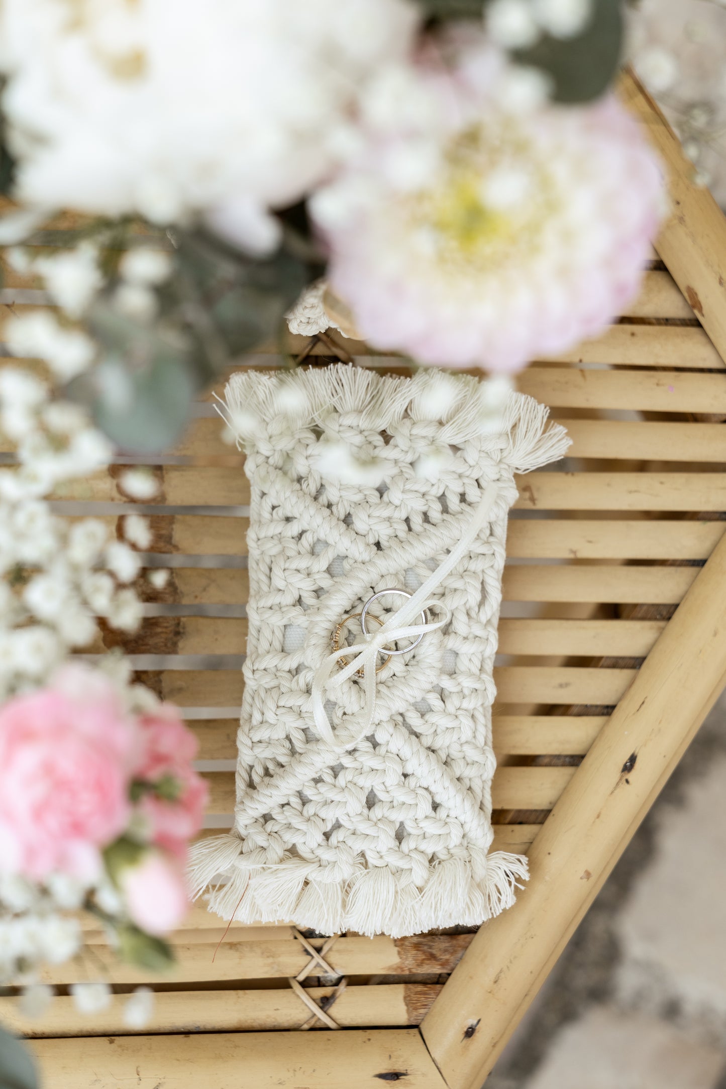 Coussin d'alliances bohème en macramé - Accessoire artisanal mariage et évènements