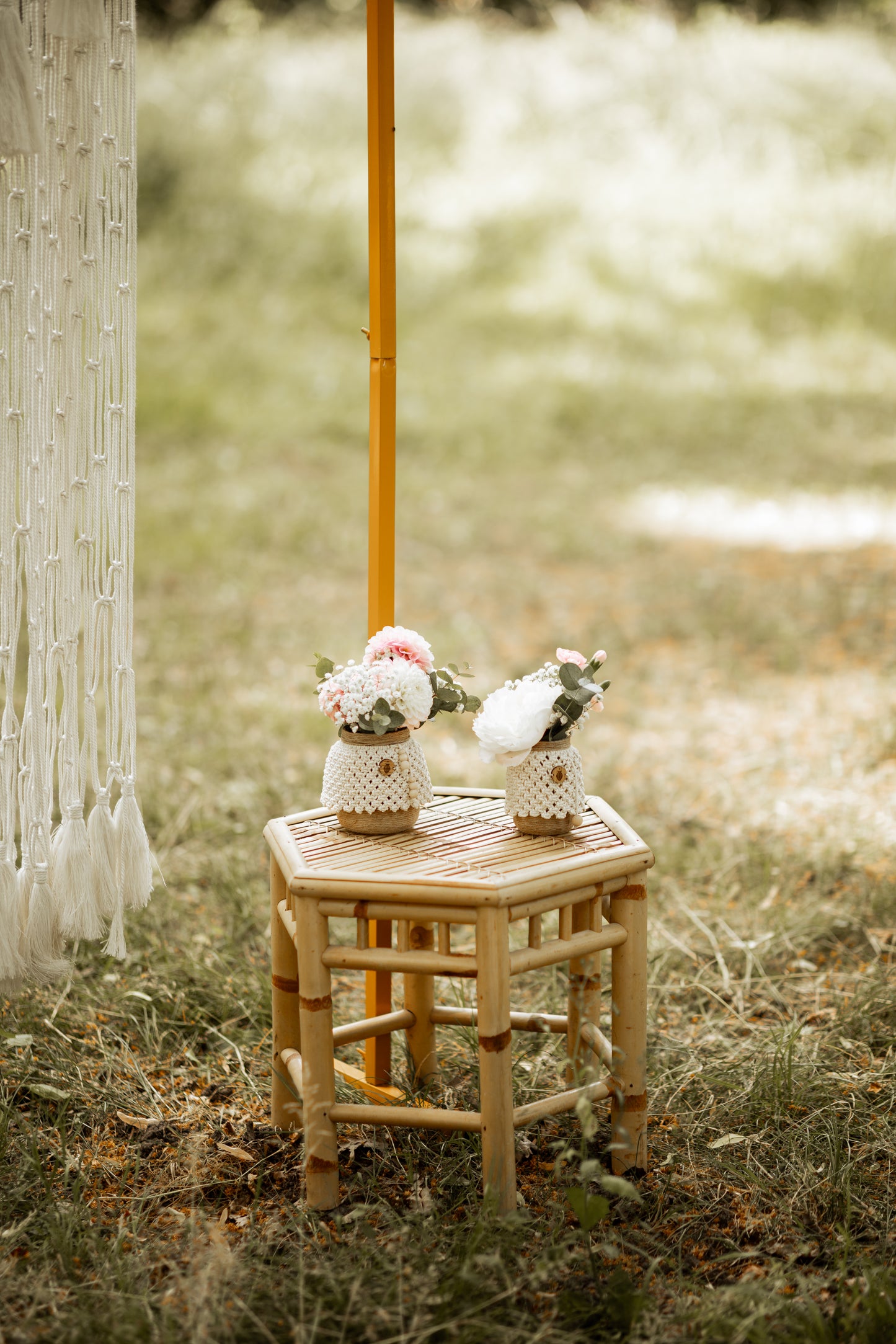 Vase bohème en macramé - Décoration artisanale pour mariage et évènements