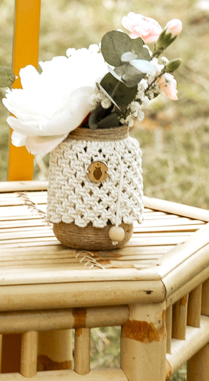 Vase bohème en macramé - Décoration artisanale pour mariage et évènements