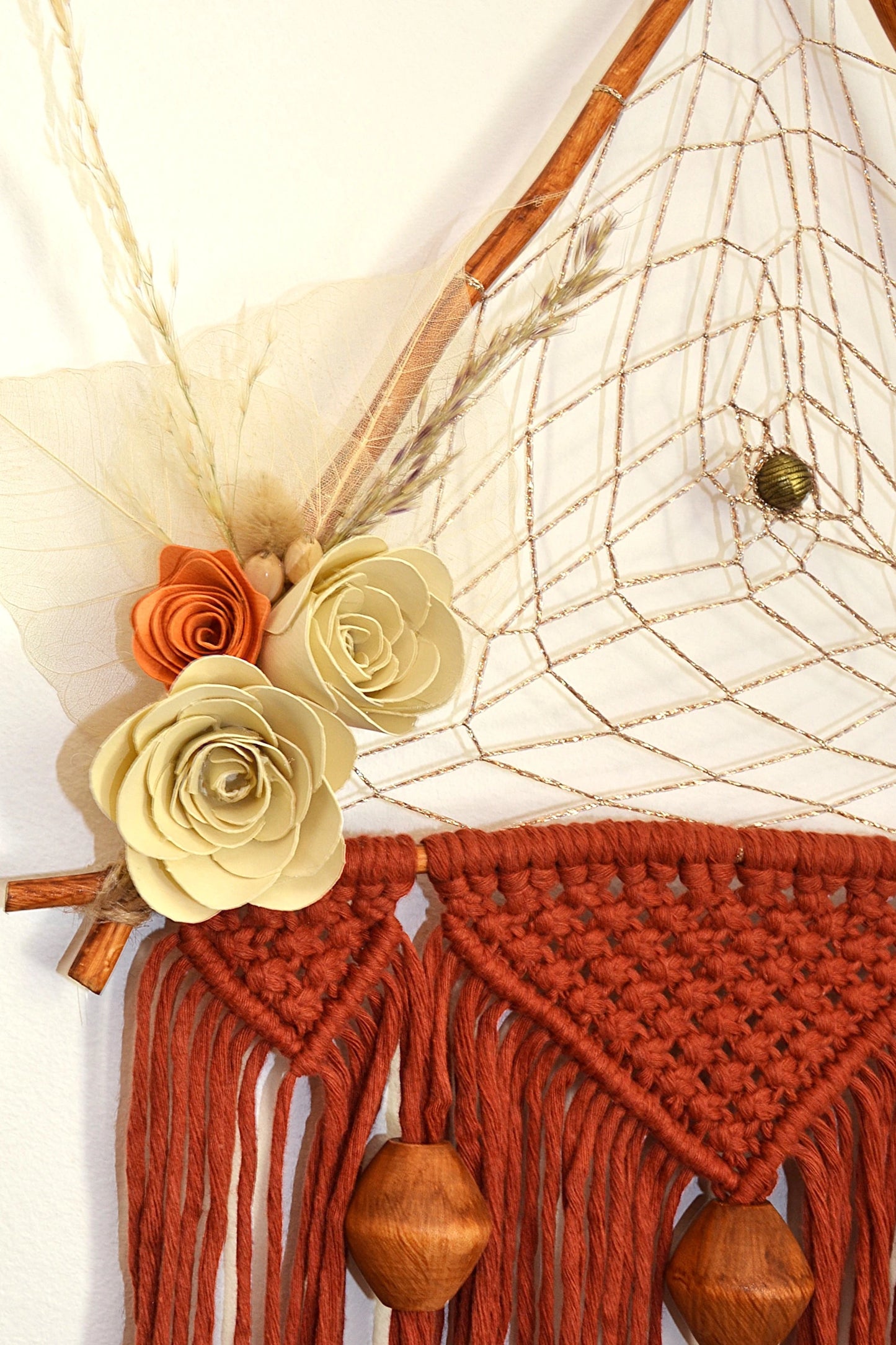 Attrape rêve bohème en macramé et fleurs en papier - Décoration murale artisanale