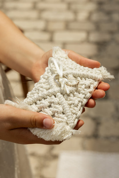 Coussin d'alliances bohème en macramé - Accessoire artisanal mariage et évènements