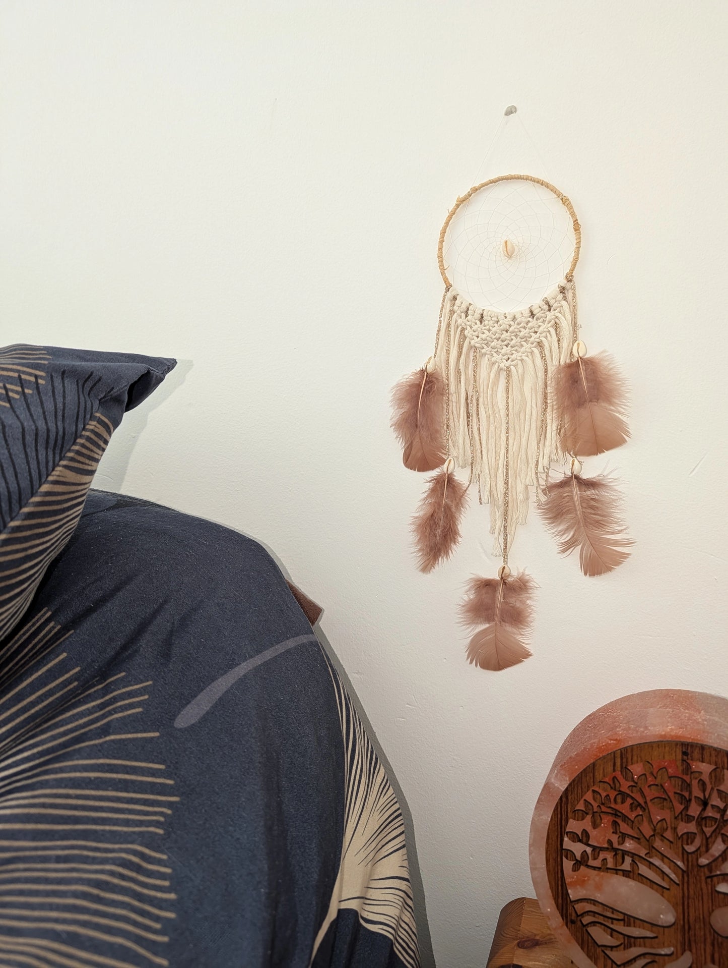 Attrape-rêve bohème cauri et raphia – Décoration murale inspirante