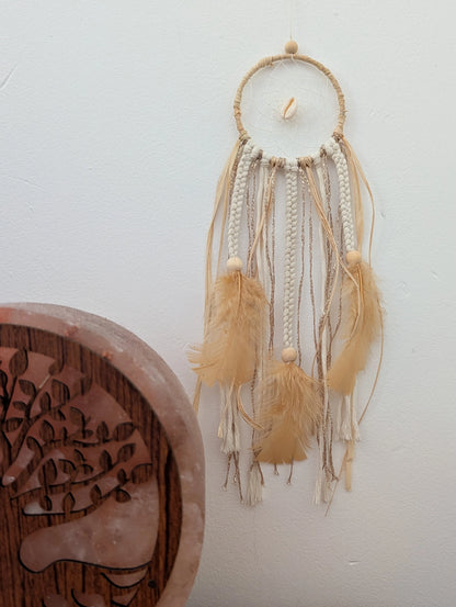 Attrape-rêve bohème cauri et raphia – Décoration murale inspirante
