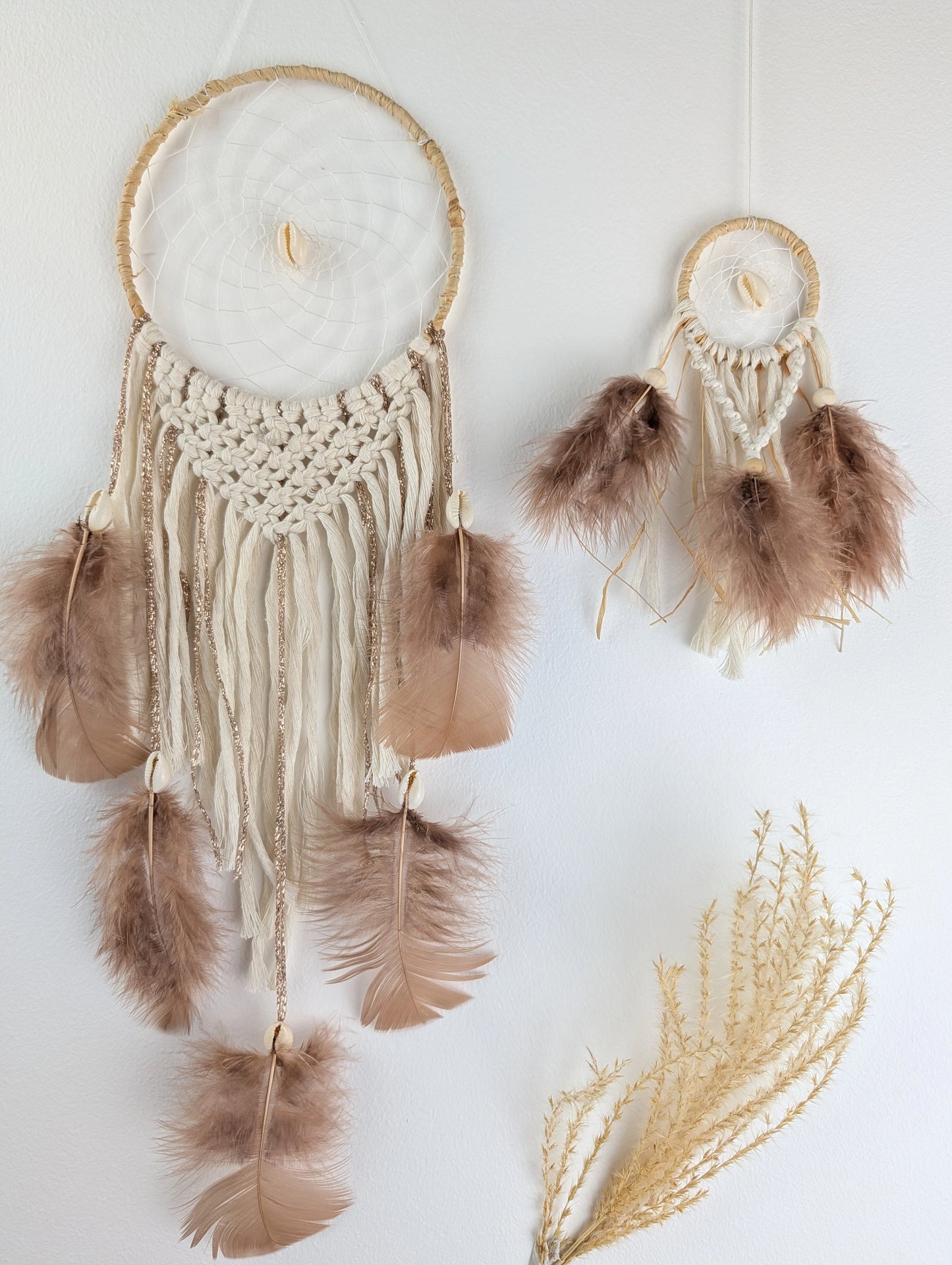 Attrape-rêve bohème cauri et raphia – Décoration murale inspirante